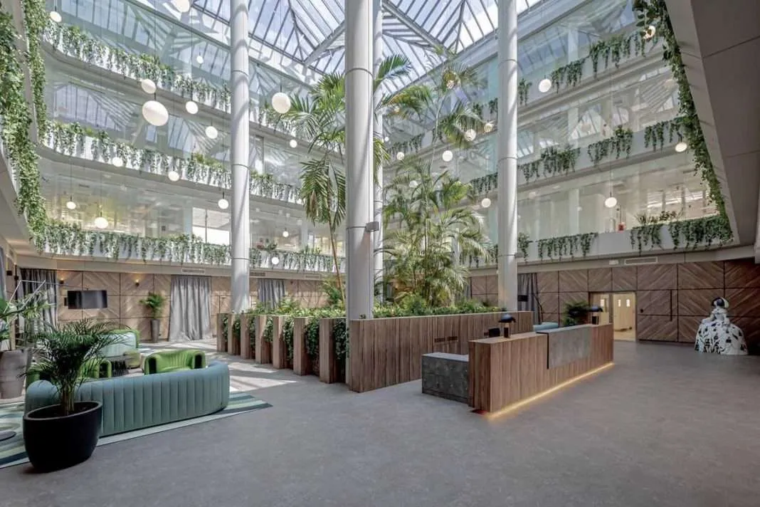 El edificio de oficinas de Madrid que esconde un invernadero de seis plantas de altura en su interior