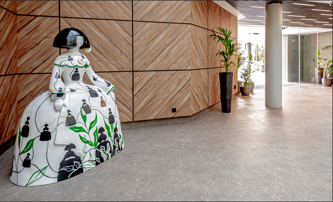 ARAceli es la menina que preside el atrio central del edificio con certificación Breeam y AIS.